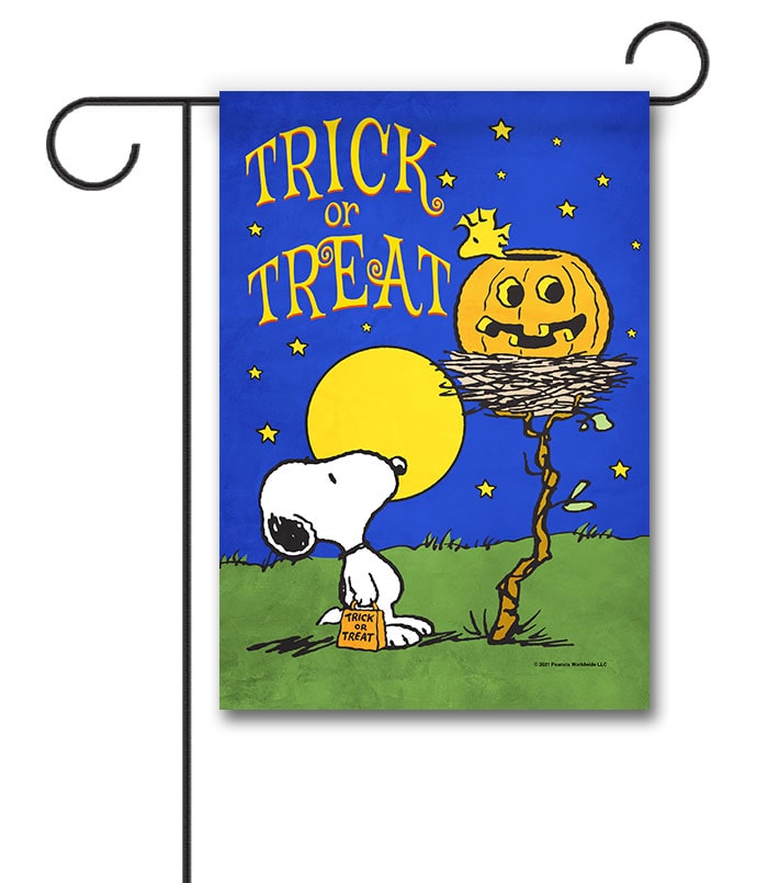 PNT2555 Peanuts Snoopy Trick or Treat Halloween Garden Flag