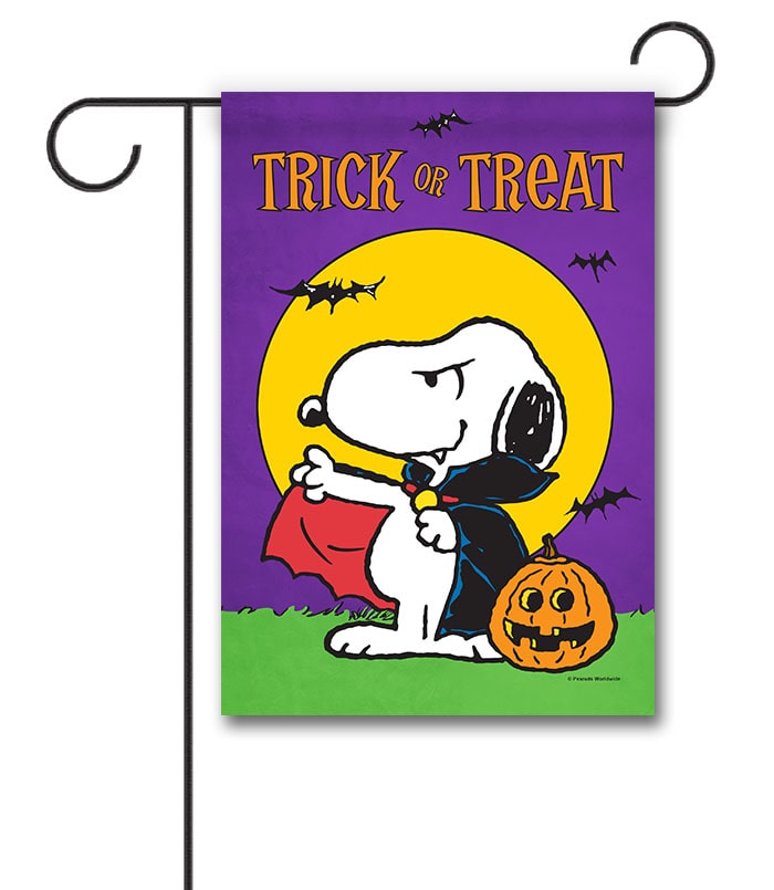 PNT4371 Peanuts Vampire Snoopy Halloween Garden Flag